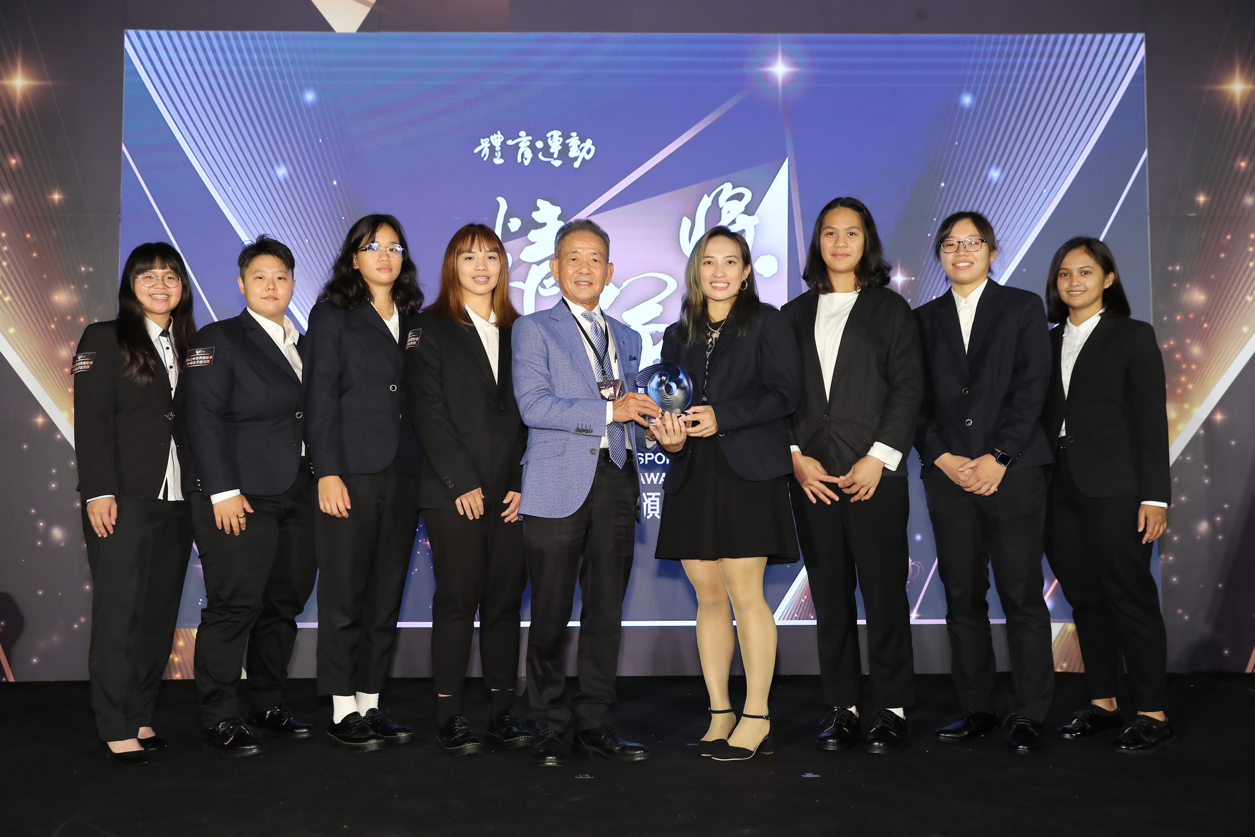 (圖)2022 Sports Elite Awards, Chinese Taipei General Sports Federation President Yeh Chen-yen presents the Best Team award to the 2022 World Games Chinese Taipei women’s tug of war team.
